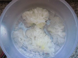 清热化痰、滋阴润肺—雪梨杏仁炖银耳的做法步骤：2