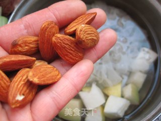 清热化痰、滋阴润肺—雪梨杏仁炖银耳的做法步骤：3