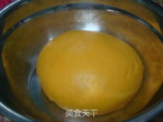 超级可爱的南瓜毛毛虫面包的做法步骤：1