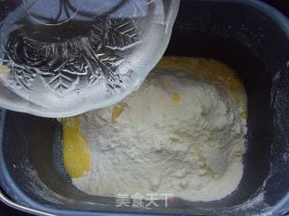 葡萄干面包的做法步骤：1