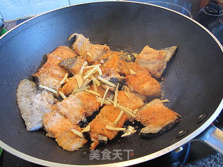 三文鱼骨韭菜花的做法步骤：5