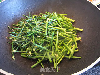 三文鱼骨韭菜花的做法步骤：6
