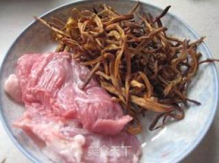 黄花菜蒸肉饼的做法步骤：1