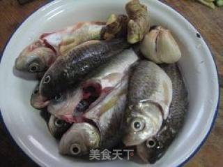 砂锅鲫鱼煲的做法步骤：1