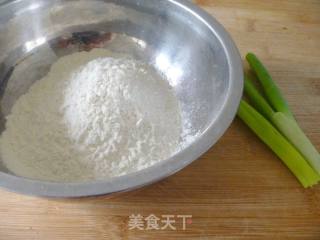 【简单制作的花样饼大全】葱花小饼的做法步骤：1