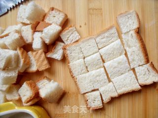 让旧吐司变废为宝—吐司蛋奶布丁的做法步骤：2