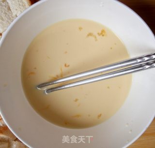 让旧吐司变废为宝—吐司蛋奶布丁的做法步骤：4