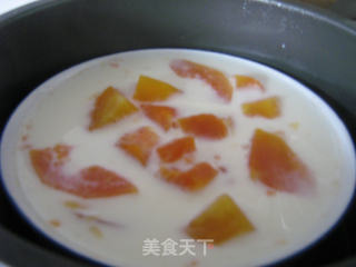 非常美味的小甜品 牛奶炖木瓜的做法步骤：3