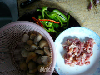 草菇炒肉的做法步骤：1