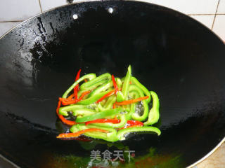 草菇炒肉的做法步骤：2