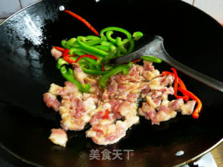 草菇炒肉的做法步骤：3