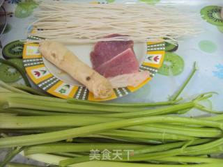 芹菜炒粉条的做法步骤：1