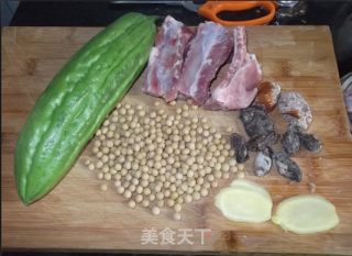 清热坠火 苦瓜蚝豉黄豆排骨汤的做法步骤：1