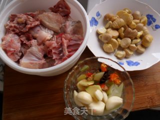 板栗烧鸡的做法步骤：1