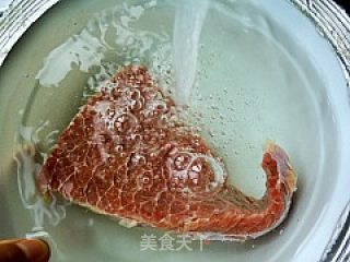 简单家常菜---洋葱炒牛柳的做法步骤：2