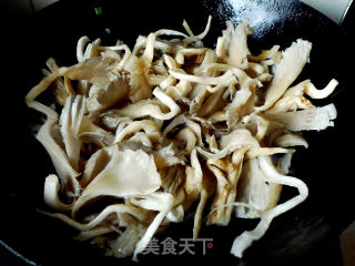 平菇烧肉的做法步骤：1