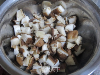 香菇肉丁鸡蛋面的做法步骤：3