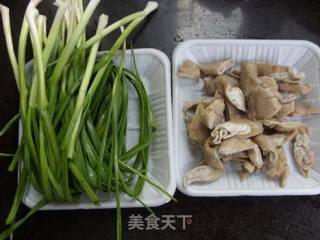 家常蒜叶炒肥肠的做法步骤：1