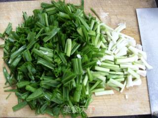 家常蒜叶炒肥肠的做法步骤：3