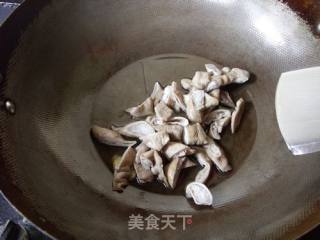 家常蒜叶炒肥肠的做法步骤：6