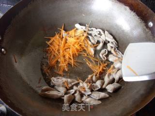 家常蒜叶炒肥肠的做法步骤：7
