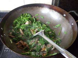 家常蒜叶炒肥肠的做法步骤：10