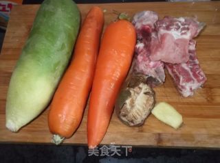 清润止咳  青红萝卜罗汉果煲猪骨汤的做法步骤：1