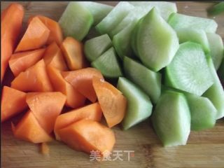 清润止咳  青红萝卜罗汉果煲猪骨汤的做法步骤：2