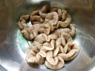 酸菜烧肥肠的做法步骤：2