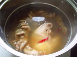 酸菜烧肥肠的做法步骤：3