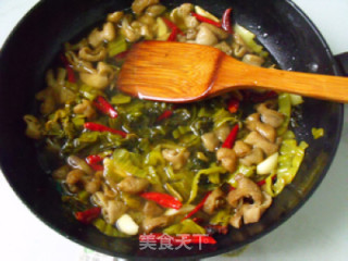 酸菜烧肥肠的做法步骤：7