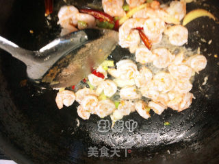 香辣黄瓜玉米虾仁的做法步骤：2