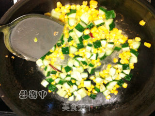 香辣黄瓜玉米虾仁的做法步骤：3