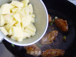 土豆烧鸡翅的做法步骤：6