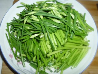 韭菜花炒剥皮鱼的做法步骤：1