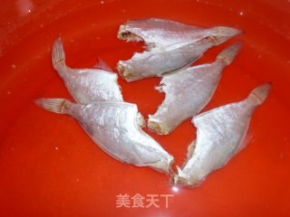 韭菜花炒剥皮鱼的做法步骤：2