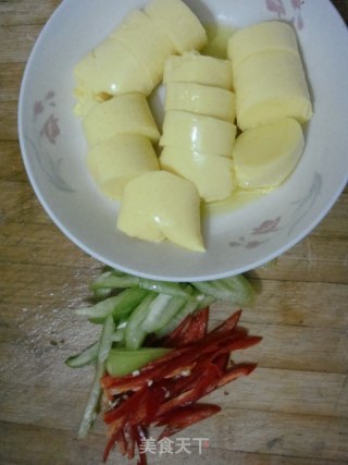 青红椒炒日本豆腐的做法步骤：1