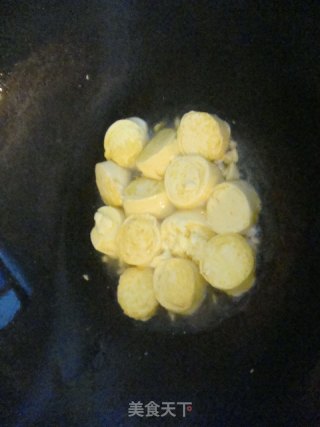 青红椒炒日本豆腐的做法步骤：2