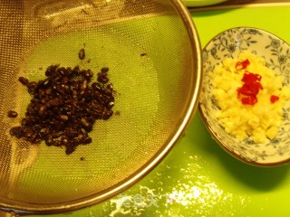 蒜茸豉椒蒸鰻魚的做法步骤：2
