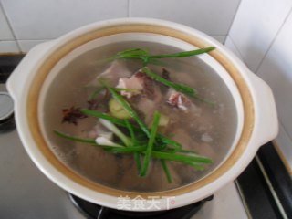 莲藕山药猪骨汤的做法步骤：5