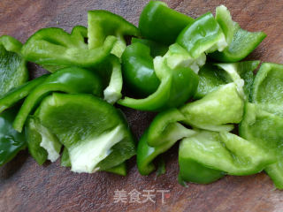 香菇青椒炒腊肠的做法步骤：3