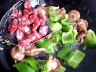 香菇青椒炒腊肠的做法步骤：7
