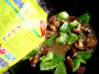 香菇青椒炒腊肠的做法步骤：10