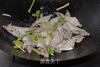 香芹煮鹿仔的做法步骤：7