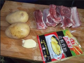 电饭煲美味来袭  薯仔焖排骨的做法步骤：1