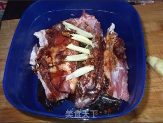 电饭煲美味来袭  薯仔焖排骨的做法步骤：2