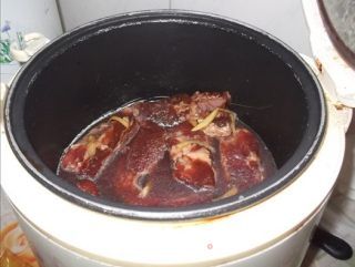 电饭煲美味来袭  薯仔焖排骨的做法步骤：3