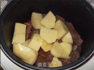 电饭煲美味来袭  薯仔焖排骨的做法步骤：6