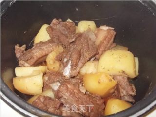 电饭煲美味来袭  薯仔焖排骨的做法步骤：7