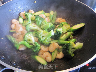 虾仁炒芦笋的做法步骤：6